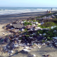 limbah sampah plastik di pinggir pantai