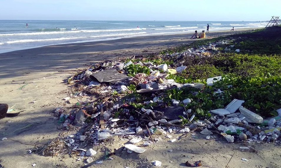 limbah sampah plastik di pinggir pantai