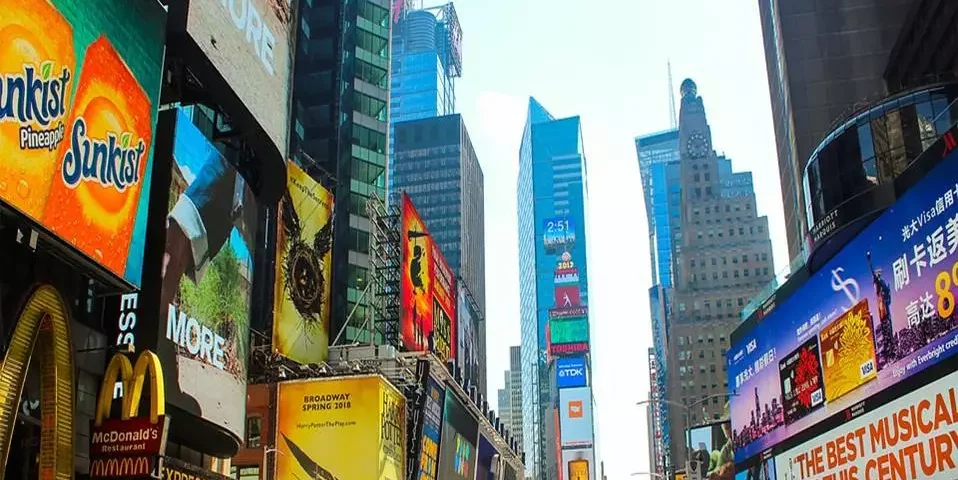 papan reklame led billboard pinggir jalan kota besar
