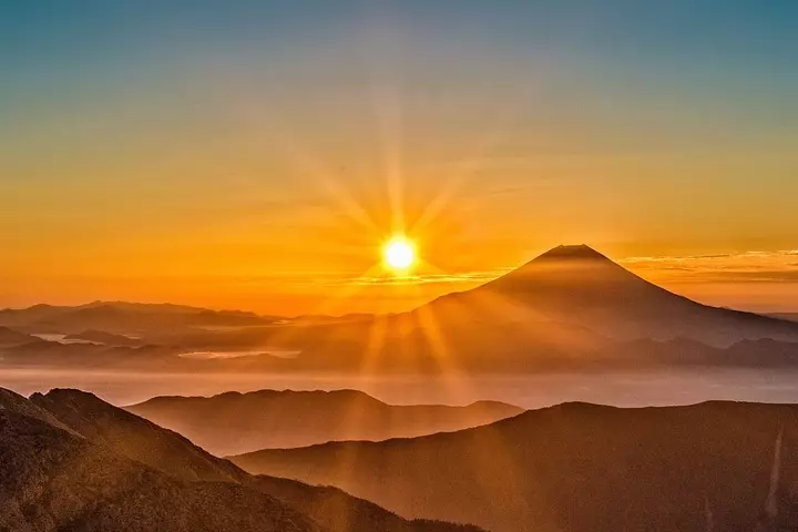 cahaya matahari di gunung
